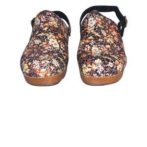 White Mountain 10 M leather uppers black floral platform adj back strap clog